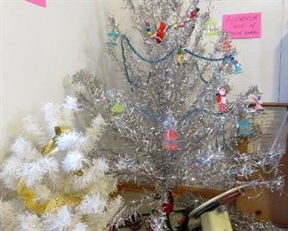 OUR VINTAGE ALUMINUM TREE SHOWING OFF, ALONG WITH A WHITE POM POM STYLE AND A WORKING COLOR WHEEL UNDER WE HAVE SOME VINTAGE SETS OF LIGHTS, MOST WORK ONE OR TWO MAY NEED A BULB WHICH WE HAVE PLENTY OF. 