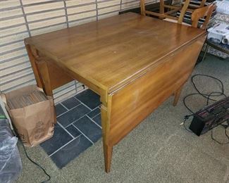 $90! Vintage John M. Smyth dining room table and four chairs. Very nice solid wood. 
Comes with 4 chairs and 3 - 12" leafs
Table: 40"w x 60"l (96"l with leafs) x 28.5h