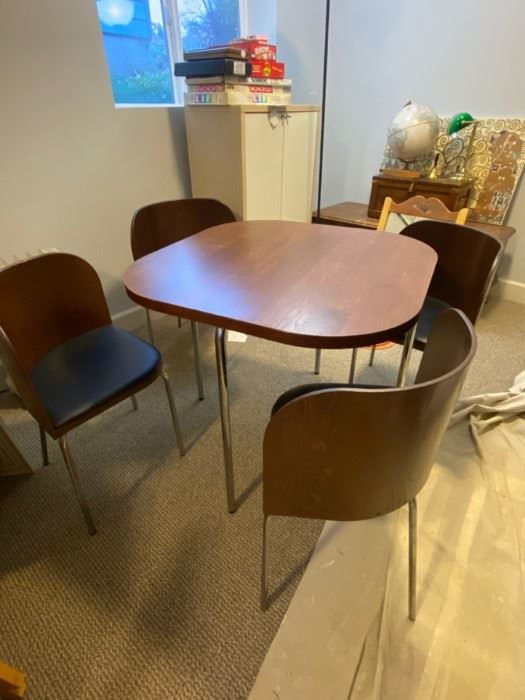 Fusion table and chairs for small spaces. 