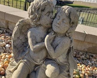 Cement kissing angels statue