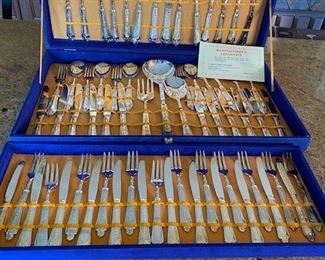 Flatware set