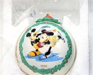 Walt Disney's ON ICE Ornament with COA - New in Box.  Walt Disney Classic Collection 1999