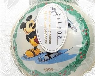 Walt Disney's ON ICE Ornament with COA - New in Box.  Walt Disney Classic Collection 1999