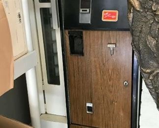 https://www.ebay.com/itm/114561552402	FL0001 VINTAGE COKE MACHINE MODEL #CSS-8-64J Pickup Only	999.99	OBO
