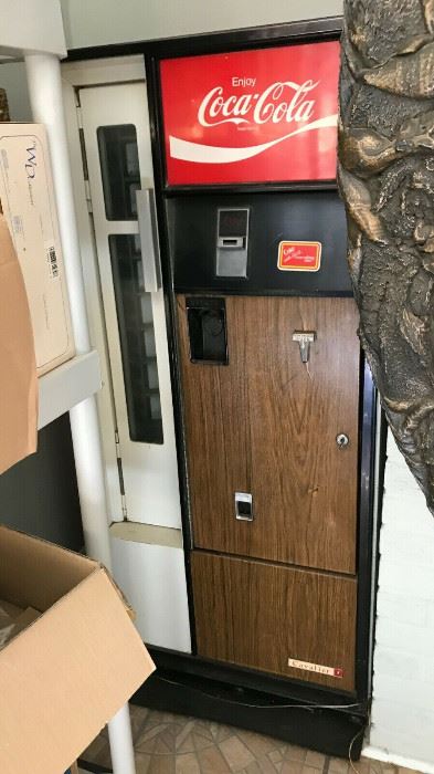 https://www.ebay.com/itm/114561552402	FL0001 VINTAGE COKE MACHINE MODEL #CSS-8-64J Pickup Only	999.99	OBO
