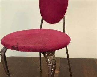 https://www.ebay.com/itm/124474047160	FL0011 Mid Century Modern RED CLOTH AND IRON VANITY TYPE CHAIR Pickup Only		 Buy-it-Now 	 $75.00 
