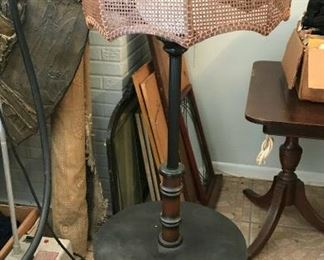https://www.ebay.com/itm/124474048338	FL0012 VINTAGE RATTAN LAMP NIGHT STAND Pickup Only		 Buy-it-Now 	 $45.00 
