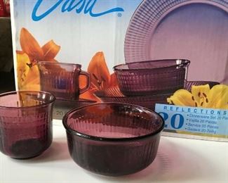 https://www.ebay.com/itm/124474077597	FL0017 CRISA REFLECTIONS CLEAR PURPLE GLASS DINNERWARE 20PC -4 SETTINGS Pickup Only		 Buy-it-Now 	 $40.00 
