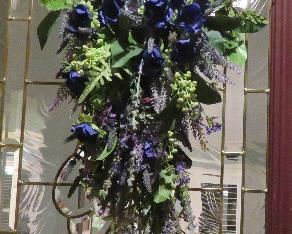 Teardrop floral arrangement