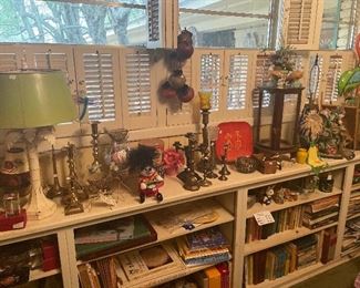 Vintage lamps and magazines