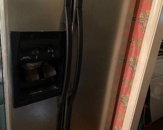 Like new Whirlpool  fridge and freezer that’s COLD