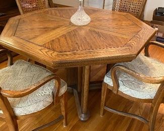 Dining table w 2/ leaves and pads