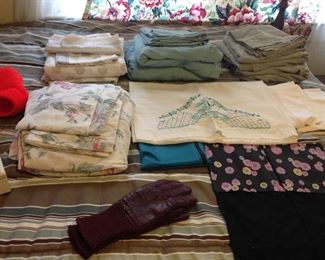 Full Sheet sets/Vintage Agner gloves/pillow cases 