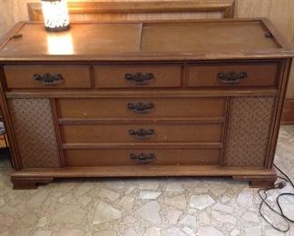 Vintage Magnavox  Solid State Stereo/Record Player 