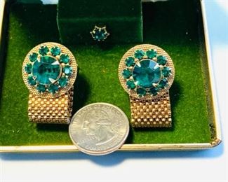 #68 $22.00 Vintage Men’s Emerald Green Goldtone Rhinestone Cufflinks and Tie tac pin in Green Velvet Original Box by Executive. Not Cleaned. Appears Never Worn.  (1 of 2 views) 