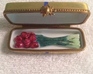 LIMOGES BOUQUET OF ROSES IN A GOLD FLOWER BOX WITH BLUE BOW WITH ROCHARD NAME