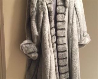 TERRY LEWIS CLASSIC LUXURIES FAUX MINK FUR COAT WOMENS SIZE LARGE.