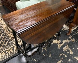 Solid Wooden Antique Drop-Leaf Gate-Legged Table