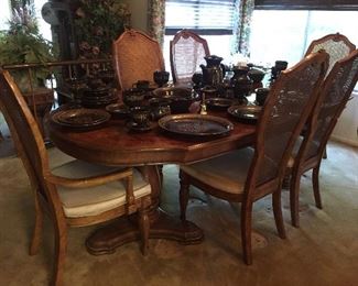 Stunning dining table & chairs.