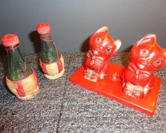 Vtg Wicker Chianti Wine Bottles/1950's Cat and Kitten Salt & Pepper Set