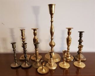 https://ctbids.com/#!/description/share/681957 Lot of miscellaneous size brass candle holders. Tallest 18" Two 11" 10.5" 9.5" Third 7" 6.5" Two 5" 3"

