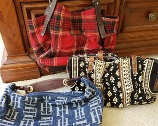 https://ctbids.com/#!/description/share/682040 Tommy Hilfiger Purses. Red plaid, blue and black floral purse.


