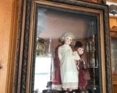 case with out dolls & oil lamps