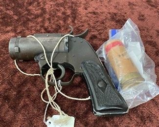 WW2 U.S. M8 Flare Gun with Original Unfired Flare