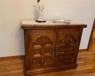 $100 Sideboard Server Buffet Cabinet.  Top opens out to full 76”w with black protective top finish. Measures 38w 18d 32h when closed.  Bottom cabinet has a drawer.  Great piece!  Thomasville.  See other listing for coordinating dining table and wall unit china storage.
