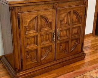 $100 Sideboard Server Buffet Cabinet.  Top opens out to full 76”w with black protective top finish. Measures 38w 18d 32h when closed.  Bottom cabinet has a drawer.  Great piece!  Thomasville.  See other listing for coordinating dining table and wall unit china storage.
