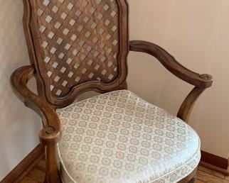 $500 Thomasville trestle style dining table with 6 matching lattice back chairs: 2 arm chairs and 4 side chairs. Chairs have cushions.  Excellent condition.  
.
Table has 2 leaves and full set of protective table pads.  Measurements 72L 45W plus 2 leaves at 20W each. Maximum length 112”. 
.
Buffet cabinet and triple wide storage cabinets also available to coordinate.  