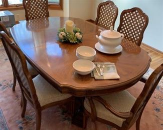 $500 Thomasville trestle style dining table with 6 matching lattice back chairs: 2 arm chairs and 4 side chairs. Chairs have cushions.  Excellent condition.  
Table has 2 leaves and full set of protective table pads.  Measurements 72L 45W plus 2 leaves at 20W each. Maximum length 112”. 