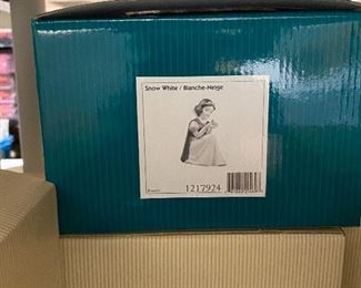 Snow White Disney Figurine $ 25.00