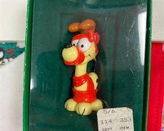 Christmas gift wrap Garfield ornament