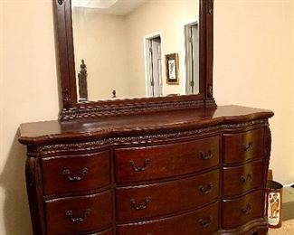 $400 Dresser with mirror
65.5” x 18.5” x 37”