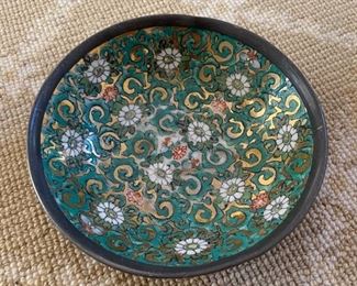 Vintage hand-painted Chinese decorative bowl. Photo 1 of 2.