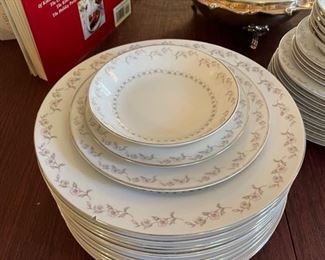 Prim Rose Fime China. Made in Japan. Service for 12. Photo 1 of 3
