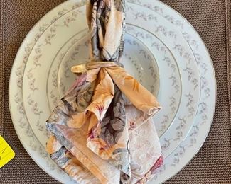 Prim Rose Fime China. Made in Japan. Service for 12. Photo 3 of 3