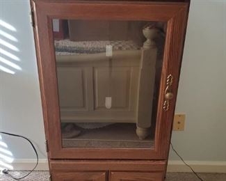 https://ctbids.com/#!/description/share/687750 Sauder composite wood media cabinet
20x17x44" Inside 17x15x23" Bottom cabinet 17x13 No shelves included, contents not included.