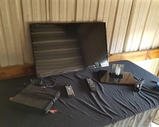 https://ctbids.com/#!/description/share/687758 Sharp 32" LCD TV and DVD Player. Sharp LC-32LB150U..1080 led display..DTS Sound Enabled with 2HDMI+USB inputs. Magnavox DVD Player and remotes.