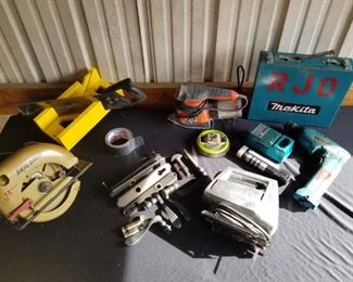 https://ctbids.com/#!/description/share/687757 Nice group of Power tools. Includes Miter Saw, Skillsaw, circular palm sander, Jigsaw, Makita power drill with battery and battery charger, bronze color knobs.