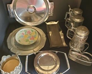 https://ctbids.com/#!/description/share/687774 International Stainless tray 14" Pewter tray 12" WM A Rodgers 6" plates, a few have never been used, a couple have some overlay of plastic wrap stained but a quick polish should fix it. Godinger Pineapple candle holder 4.5" Rectangle tray 12x5.5" Beer steins 7" Floral and brass bowl made in India 7"