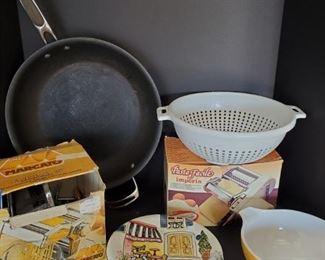 https://ctbids.com/#!/description/share/687776 Have a homemade pasta night with the family. Includes 2 manual noodle makers, 1 is missing a piece, a plastic strainer, Pyrex 1 1/2 qt mixing bowl, large KitchenAid skillet 15" and four 8" bistro plates.