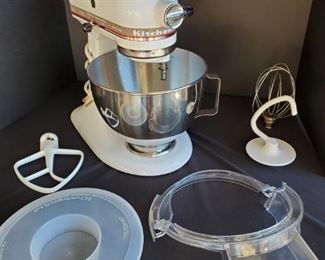 https://ctbids.com/#!/description/share/687785 KitchenAid Ultra Power stand mixer with bowl, whisk, paddle and bread hook attachments as well as bowl cover and splash guard. Model KSM90