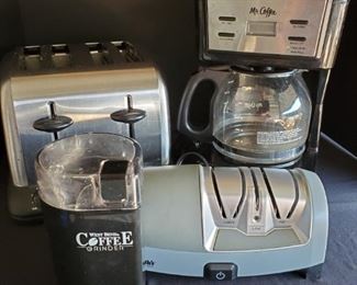 https://ctbids.com/#!/description/share/687812 Mr. Coffee 12 cup coffee maker, West Bend coffee grinder, Smiths knife sharpener and a 4 slot toaster