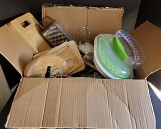 https://ctbids.com/#!/description/share/687816 Large box of miscellaneous kitchen items. Includes silverware, mini cutting boards, various utensils and more.