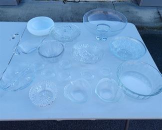 https://ctbids.com/#!/description/share/687822 A beautiful variety of crystal bowls and decorative tea lights. Will match anything!!