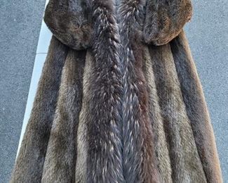 https://ctbids.com/#!/description/share/687829 This Alfred Sung beaver fur coat is in incredible condition! Its soft and well made. It appears to be a large but no sizing noted. The measurements are 48" from shoulder to the bottom. Shoulder to shoulder is 21" wide. The arm from shoulder to wrist is 25". The wrist has elastic to keep it snug. The waist is 24: across.