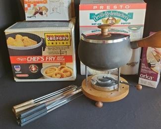 https://ctbids.com/#!/description/share/687831 Dazey Chef's Fry deep fryer, Presto Popcorn maker, Orka flavor mister, 2 butter warmers and a fondue pot.