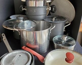 https://ctbids.com/#!/description/share/687843 Collection of miscellaneous cookware. Includes skillets, stock pot, sauté pan, splatter guards and more. Brands include Resto, Commercial Aluminum and Green Pan.